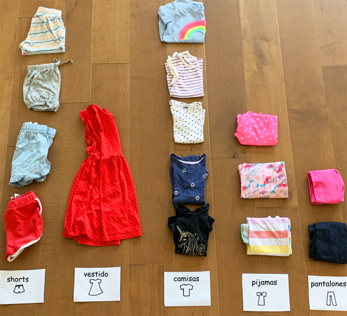 Hayden y Charlotte tienen cinco tipos de ropa limpia. Tienen 4 shorts y 1 vestido. Luego tienen 5 camisas, 3 pijamas y 2 pantalones. Si los pones en otro orden, ¡serían 1, 2, 3, 4, 5!