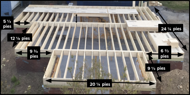 Los cimientos de una construcción tienen tres secciones rectangulares principales. La sección de adelante mide 20 y 1 cuarto pies por 9 y 1 tercio pies. La sección de en medio mide 20 y 1 cuarto pies + 6 y 2 tercios pies + 9 y 9 cuartos pies por 12 y 1 octavo pies. La sección de atrás es la misma que el lado más largo de la sección de en medio + 5 y 1 tercio pies por 24 y 1 cuarto pies menos 12 y 1 octavo pies.