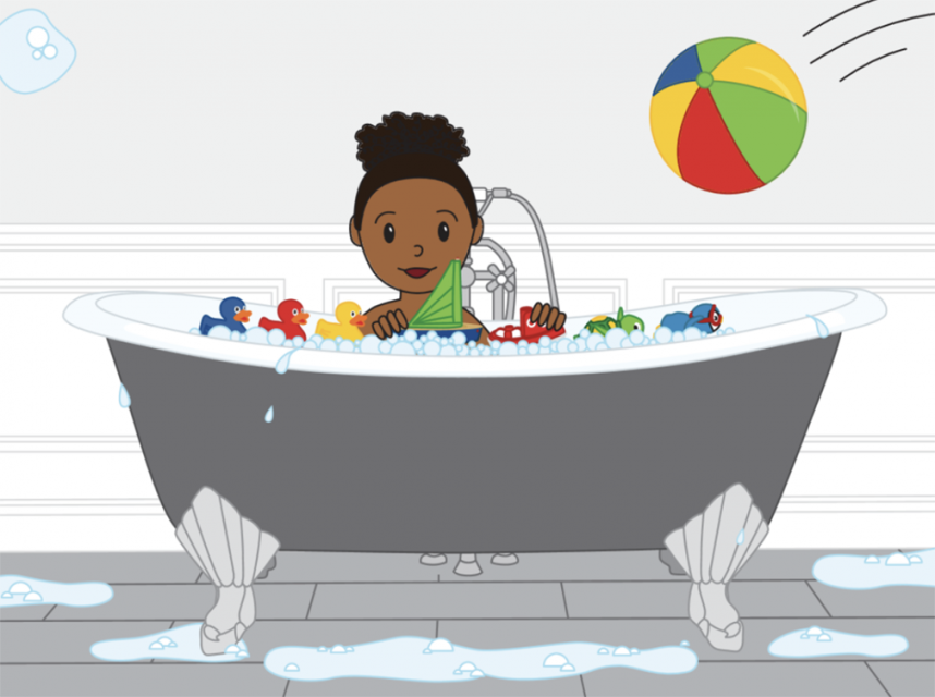 Makayla se sienta en una bañera llena de agua con burbujas de jabón y juguetes para el baño. Algunos de los juguetes incluyen patos de goma, un bote y una tortuga. Alguien lanza una pelota de playa en la bañera.