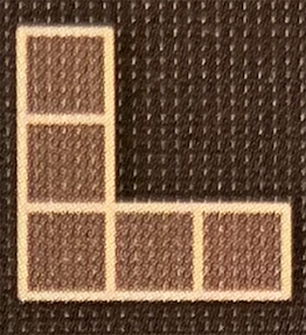 Cinco cuadrados forman una L mayúscula.