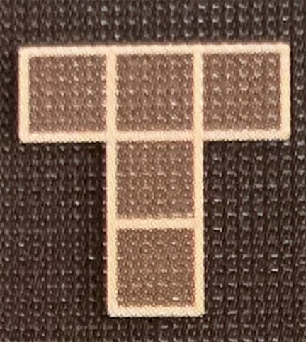 Cinco cuadrados forman una T mayúscula.